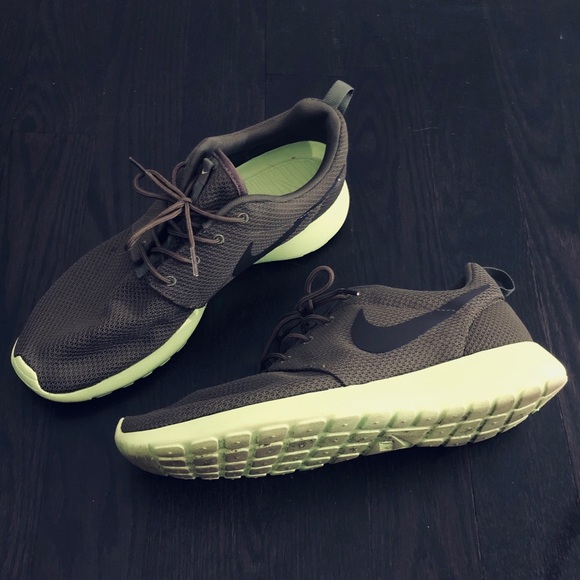 nike roshe run tarp green